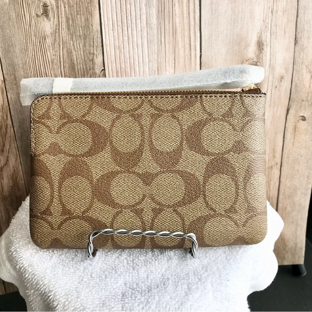 🆕 Coach Cross Zip Wristlet